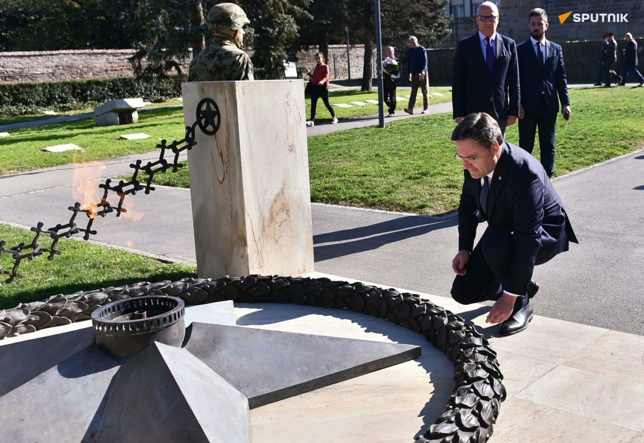 Српски министри и руски амбасадор положили венце на Гробљу ослободилаца Београда