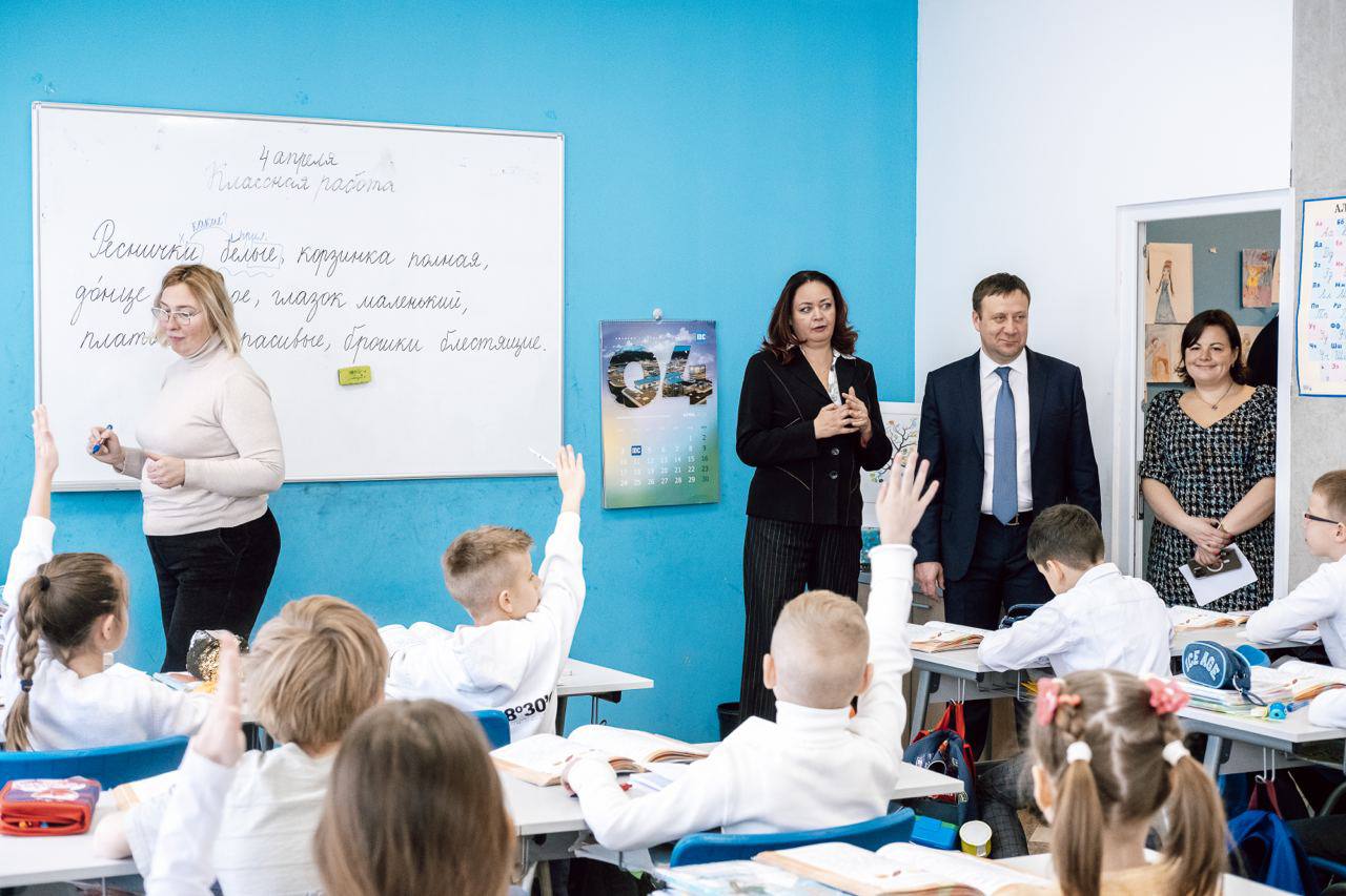 Заменици Примакова посетили школу “Валентина Терешкова” и Филолошку гимназију