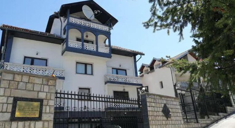 Руска амбасада у БиХ: Снажно осуђујемо срамни напад непознатих лица на Саборну цркву у Мостару