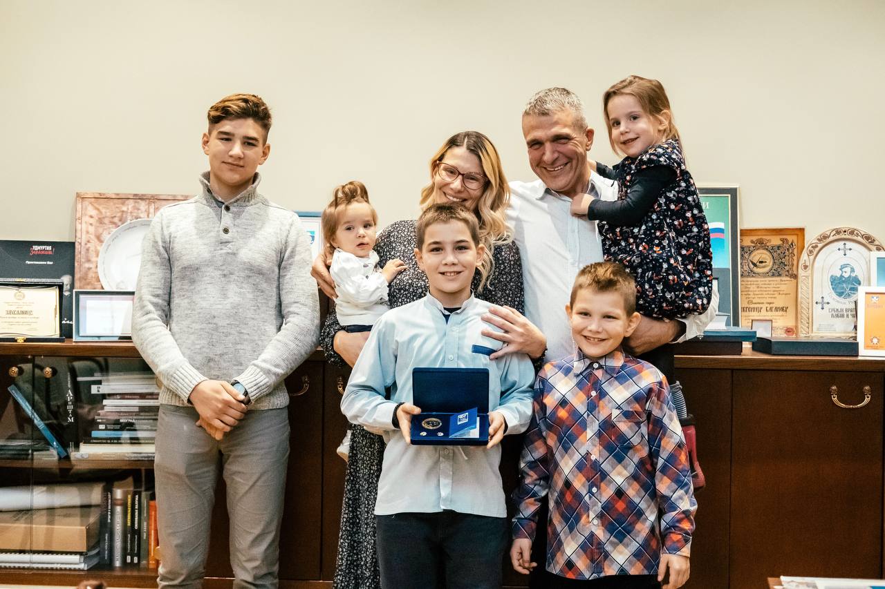 Руска породична медаља Бојану и Марини Илић