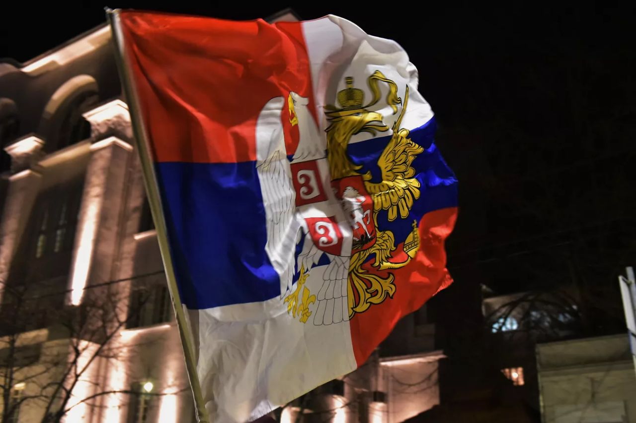 Срби су за Русију, а против НАТО – не помажу ни “штапови” ни “шаргарепе” – западна агенција